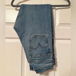 Levi’s Straight Leg Wedgie Jean in size 28. Blue wash.